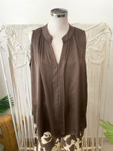 Carregar imagem no visualizador da galeria, Blusa acetinada oversize castanho
