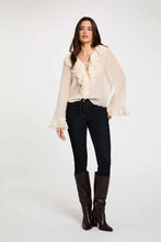 Carregar imagem no visualizador da galeria, Blusa Morgan folhos creme
