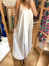 Carregar imagem no visualizador da galeria, Vestido acetinado alças finas beje
