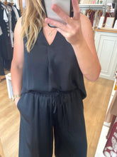 Carregar imagem no visualizador da galeria, Blusa alça larga acetinada preto
