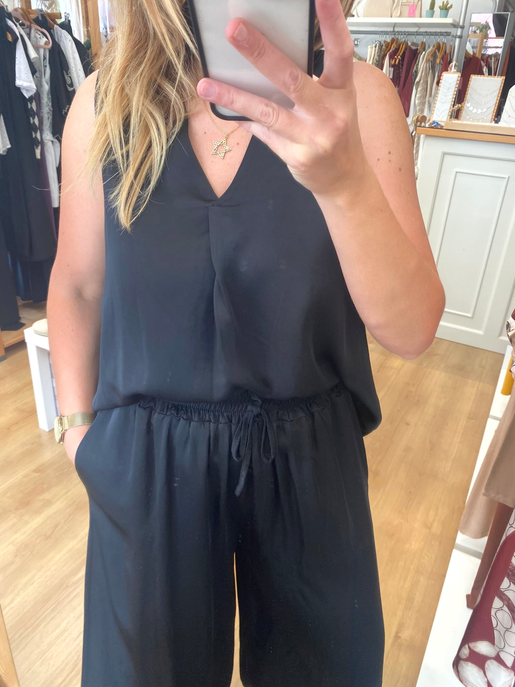 Blusa alça larga acetinada preto