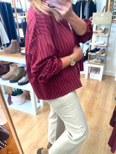 Carregar imagem no visualizador da galeria, Camisa oversize aveludada bordeaux
