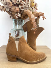 Carregar imagem no visualizador da galeria, Botim de camurça camel Ruika
