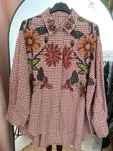 Carregar imagem no visualizador da galeria, Camisa quadrados e flores Bordeaux
