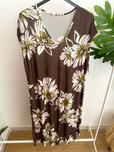 Carregar imagem no visualizador da galeria, Vestido comprido malha fria flores castanho

