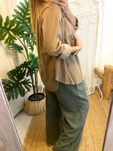 Carregar imagem no visualizador da galeria, Camisa bombazina camel
