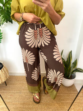 Carregar imagem no visualizador da galeria, Calças malha fria palmeiras castanho
