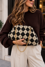 Carregar imagem no visualizador da galeria, Clutch malha com pêlo losangos preto
