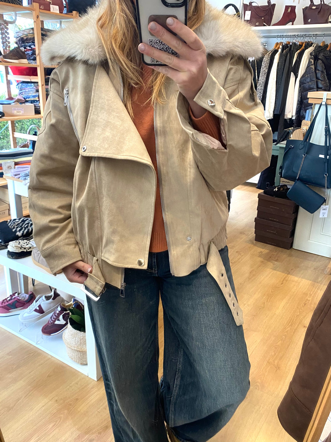 Blusão com gola de pêlo beje