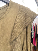 Carregar imagem no visualizador da galeria, Blusa folho ombro crepe kaki
