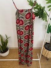 Carregar imagem no visualizador da galeria, Vestido fluído flores grandes kaki
