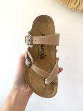 Carregar imagem no visualizador da galeria, Chinelo cruzado comporta beje Cubanas
