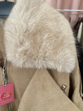 Carregar imagem no visualizador da galeria, Blusão com gola de pêlo beje
