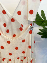 Carregar imagem no visualizador da galeria, Vestido jardineira bolas branco/vermelho
