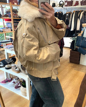 Carregar imagem no visualizador da galeria, Blusão com gola de pêlo beje
