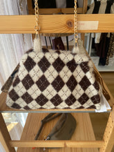 Carregar imagem no visualizador da galeria, Clutch malha com pêlo losangos castanho
