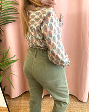 Carregar imagem no visualizador da galeria, Camisa estampa verde água
