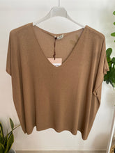 Carregar imagem no visualizador da galeria, Camisola de malha decote V camel
