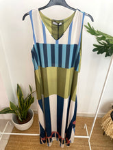 Carregar imagem no visualizador da galeria, Vestido malha fria riscas verde e azul
