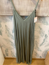 Carregar imagem no visualizador da galeria, Vestido acetinado alças finas verde seco
