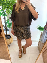 Carregar imagem no visualizador da galeria, Blusa acetinada oversize castanho
