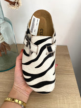 Carregar imagem no visualizador da galeria, Chinelo fechado zebra Cubanas
