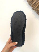 Carregar imagem no visualizador da galeria, Chinelo preto ovelha fivela Macarena
