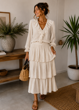 Carregar imagem no visualizador da galeria, Blusa folho crepe creme
