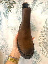 Carregar imagem no visualizador da galeria, Botas Cubanas camurça Taga castanho
