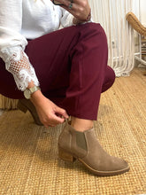 Carregar imagem no visualizador da galeria, Botim camurça taupe Ruika
