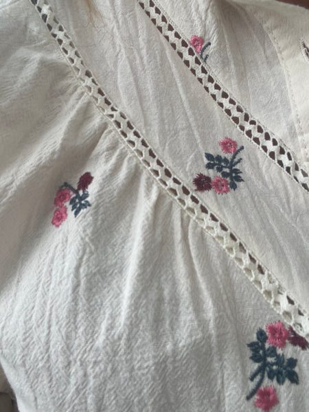Camisa flores bordadas