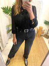 Carregar imagem no visualizador da galeria, Blusa com laçada preto Morgan
