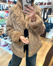 Carregar imagem no visualizador da galeria, Casaco de pêlo cintado camel
