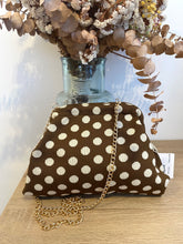 Carregar imagem no visualizador da galeria, Clutch malha castanho bolas brancas
