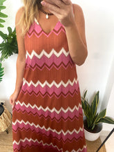 Carregar imagem no visualizador da galeria, Vestido comprido malha fria zigzag laranja e rosa
