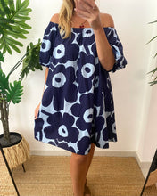 Carregar imagem no visualizador da galeria, Vestido curto manga balão flores grandes azul e castanho
