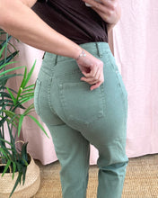 Carregar imagem no visualizador da galeria, Calças Mom Fit sarja verde seco
