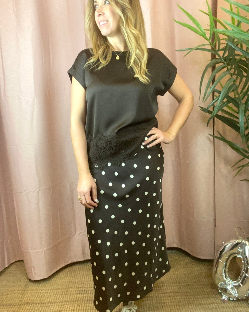 Blusa acetinada com renda castanho Viellette