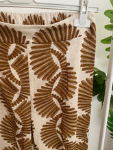 Carregar imagem no visualizador da galeria, Conjunto de top e calças estampado camel
