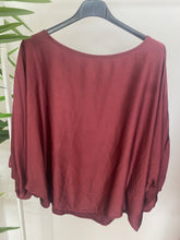 Carregar imagem no visualizador da galeria, Blusa acetinada manga balão Bordeaux
