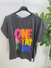 Carregar imagem no visualizador da galeria, T-shirt one day at a time
