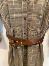 Carregar imagem no visualizador da galeria, Vestido camisa quadrados com cinto beje
