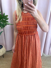 Carregar imagem no visualizador da galeria, Vestido quadradinhos franzido laranja/castanho
