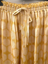Carregar imagem no visualizador da galeria, Calças acetinadas estampa amarelo

