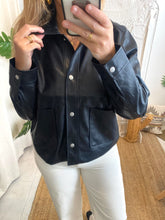Carregar imagem no visualizador da galeria, Blusão ecopele preto Vila
