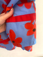 Carregar imagem no visualizador da galeria, Calças largas estampa margaridas azul/vermelho
