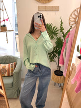 Carregar imagem no visualizador da galeria, Camisa acetinada verde SMF
