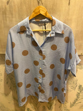 Carregar imagem no visualizador da galeria, Camisa oversize padrão bolas azul claro
