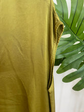Carregar imagem no visualizador da galeria, Blusa acetinada oversize verde oliva
