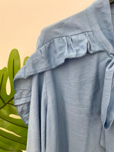 Carregar imagem no visualizador da galeria, Camisa folhos e laçada azul
